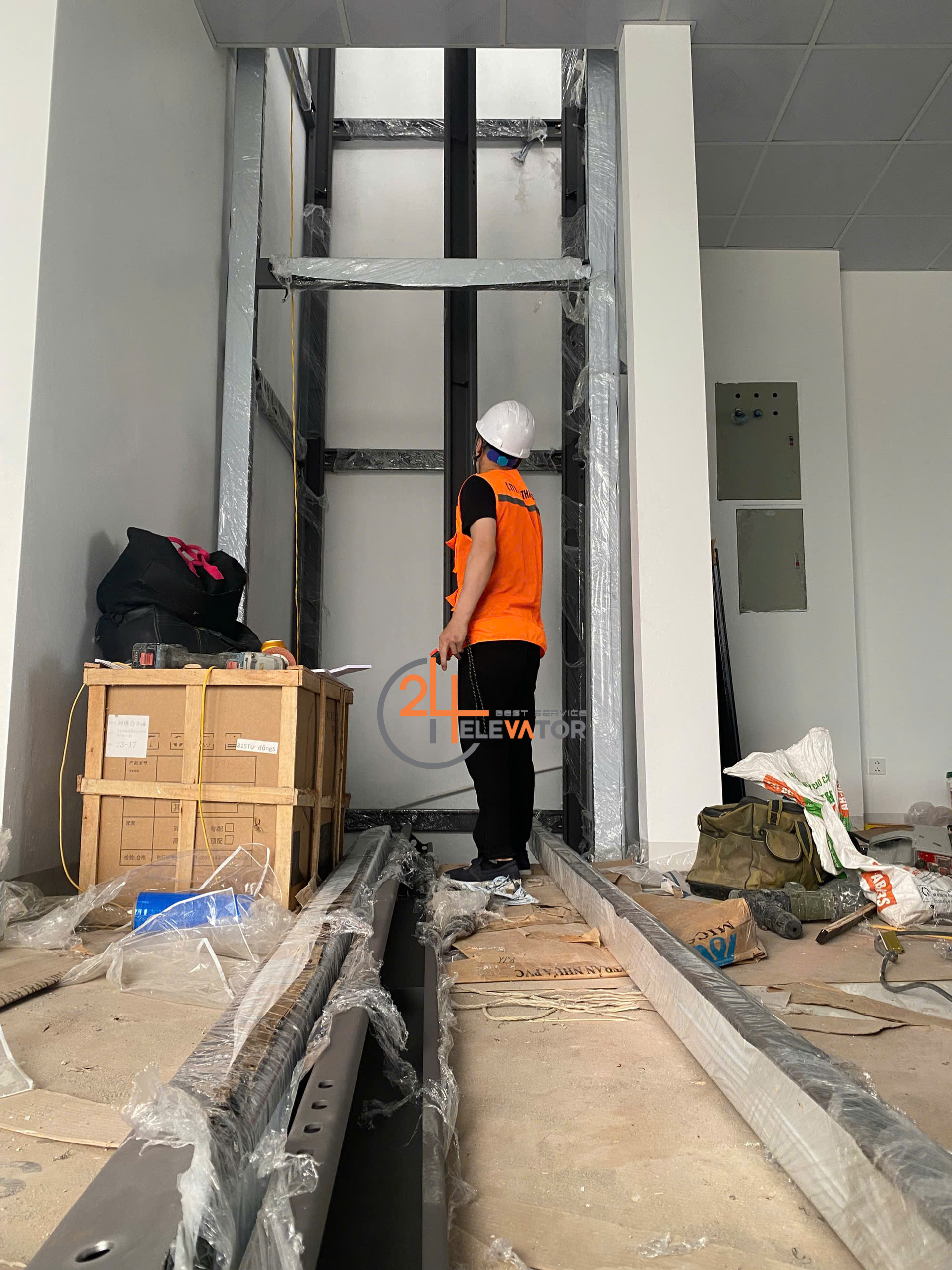 Thi công khung thang – yếu tố quyết định chất lượng vận hành